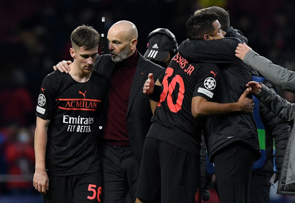 AC Milan's Italian coach Stefano Pioli (C) speaks with AC Milan's Belgian midfielder Alexis Saelemaekers (L) at the end of the UEFA Champions League first round Group B football match between Club Atletico de Madrid and AC Milan at the Wanda Metropolitano stadium in Madrid on November 24, 2021. (Photo by OSCAR DEL POZO / AFP) (Photo by OSCAR DEL POZO/AFP via Getty Images)