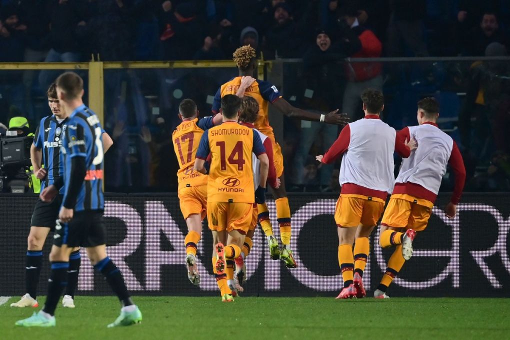 AS Roma's British forward Tammy Abraham (back) jumps after scoring during their Italian Serie A football match between Atalanta and AS Roma at the Gewiss Stadium (Stadio di Bergamo) in the northern city of Bergamo on Decembre 18, 2021. (Photo by MIGUEL MEDINA / AFP) (Photo by MIGUEL MEDINA/AFP via Getty Images)