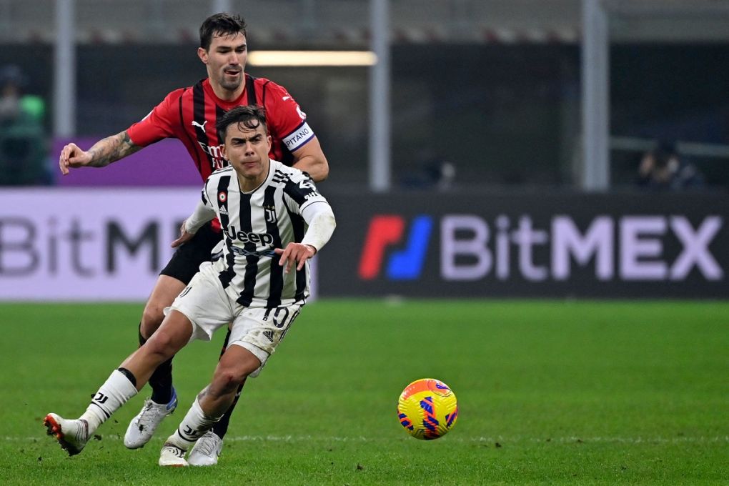 Juventus' Argentine forward Paulo Dybala (Front) works around AC Milan's Italian defender Alessio Romagnoli during the Italian Serie A football match between AC Milan and Juventus on January 23, 2022 at the San Siro stadium in Milan. (Photo by Alberto PIZZOLI / AFP) (Photo by ALBERTO PIZZOLI/AFP via Getty Images)
