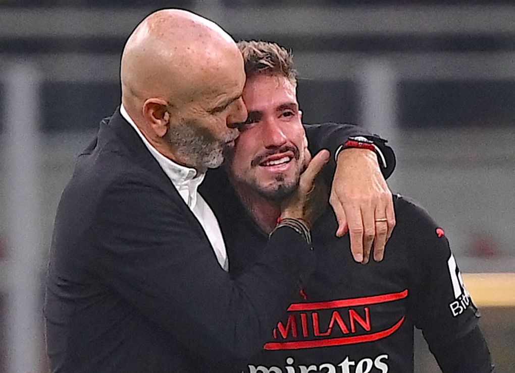 AC Milan's Italian head coach Stefano Pioli (L) embraces AC Milan's Spainish midfielder Samuel Castillejo