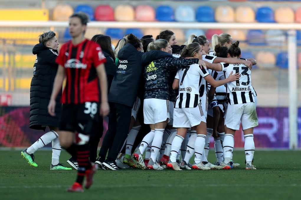 FROSINONE, ITALY - JANUARY 08: Juventus players celebrate a winner cup after the Women Supercup Final match between Juventus and AC Milan at Stadio Benito Stirpe on January 08, 2022 in Frosinone, Italy. (Photo by Paolo Bruno/Getty Images)