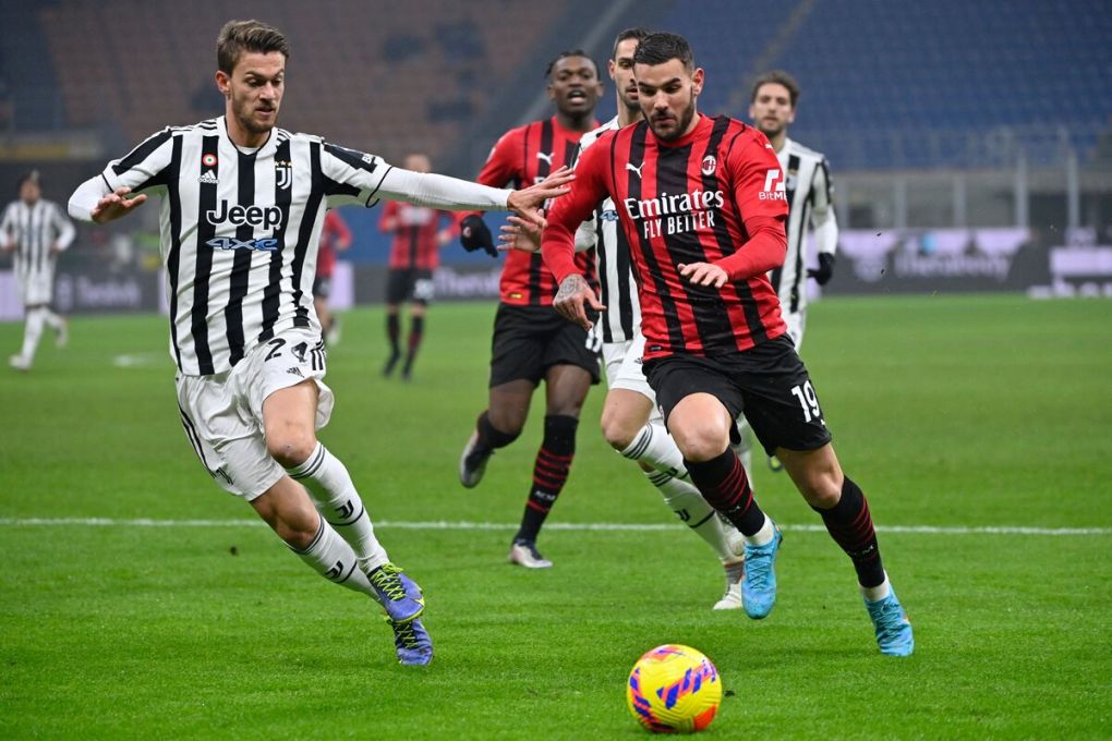 AC Milan's French defender Theo Hernandez (R) challenges Juventus' Italian defender Daniele Rugani during the Italian Serie A football match between AC Milan and Juventus on January 23, 2022 at the San Siro stadium in Milan. (Photo by Alberto PIZZOLI / AFP) (Photo by ALBERTO PIZZOLI/AFP via Getty Images)