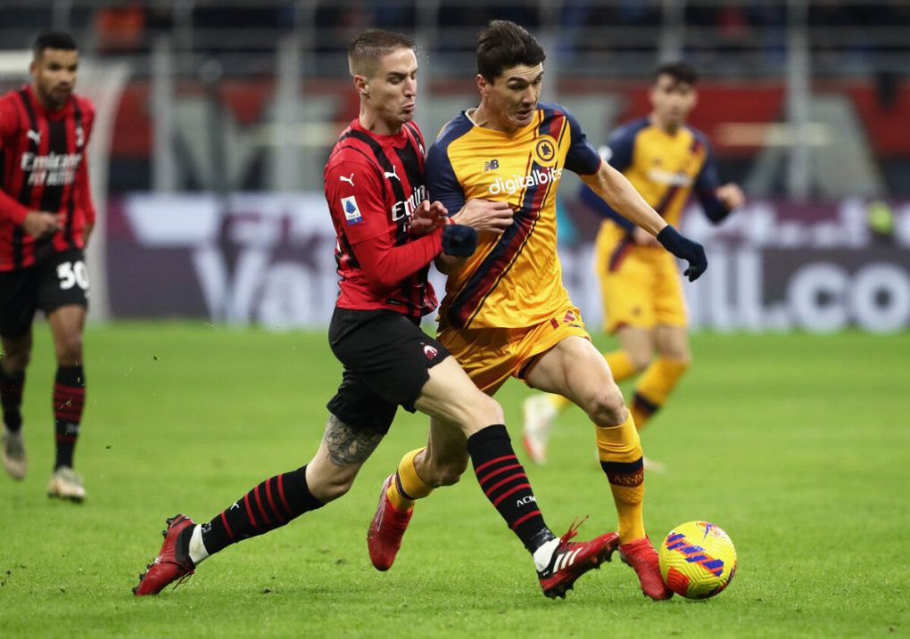 MILAN, ITALY - JANUARY 06: Andrea Conti of AC Milan battles with Eldor Shomurodov of AS Roma during the Serie A match between AC Milan and AS Roma at Stadio Giuseppe Meazza on January 06, 2022 in Milan, Italy. (Photo by Marco Luzzani/Getty Images)