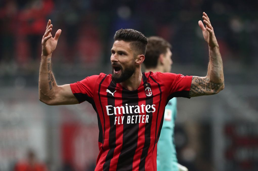 MILAN, ITALY - JANUARY 13: Olivier Giroud of AC Milan celebrates after scoring his side's opening goal during the Coppa Italia match between AC Milan and Genoa CFC at Stadio Giuseppe Meazza on January 13, 2022 in Milan, Italy. (Photo by Marco Luzzani/Getty Images)