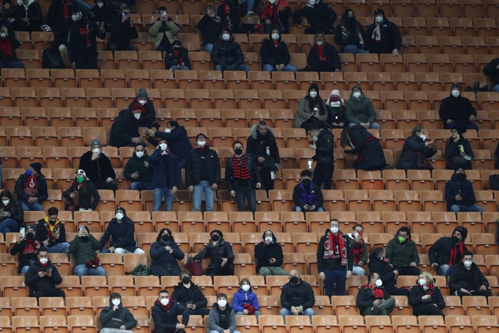 MILAN, ITALY - JANUARY 17: Fans sit in the stands before the start of the the Serie A match between AC Milan and Spezia Calcio at Stadio Giuseppe Meazza on January 17, 2022 in Milan, Italy. (Photo by Marco Luzzani/Getty Images)