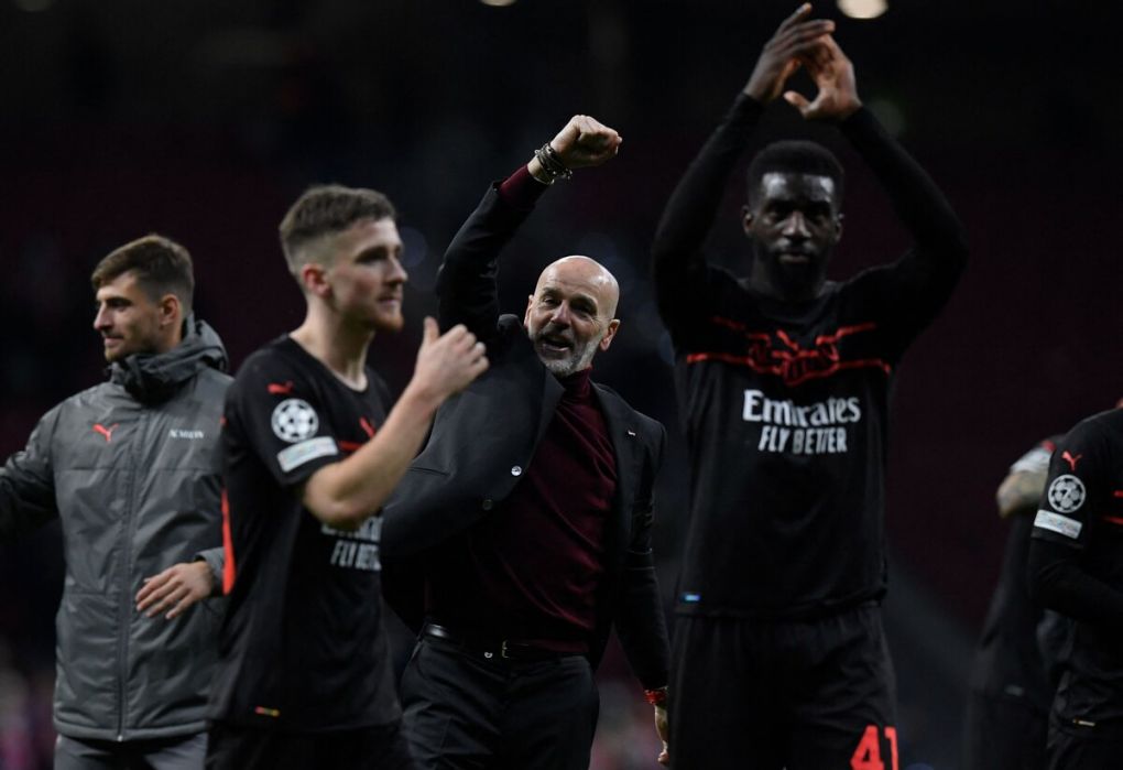 AC Milan's Italian coach Stefano Pioli (C) and his players celebrate at the end of the UEFA Champions League first round Group B football match between Club Atletico de Madrid and AC Milan at the Wanda Metropolitano stadium in Madrid on November 24, 2021. (Photo by OSCAR DEL POZO / AFP) (Photo by OSCAR DEL POZO/AFP via Getty Images)