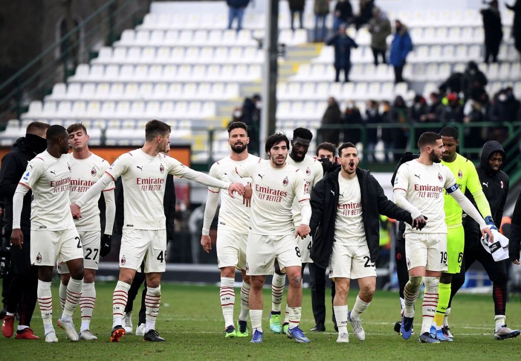 AC Milan's players celebrate at the end of the Serie A football match beetween Venezia and AC Milan at the Pier Luigi Penso stadium in Venice on January 9, 2022. (Photo by Marco BERTORELLO / AFP) (Photo by MARCO BERTORELLO/AFP via Getty Images)