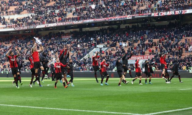 MILAN, ITALY - FEBRUARY 13: The players of the AC Milan celebrate a victory at the end of the Serie A match between AC Milan and UC Sampdoria at Stadio Giuseppe Meazza on February 13, 2022 in Milan, Italy. (Photo by Marco Luzzani/Getty Images)