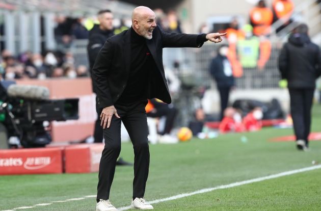 MILAN, ITALY - FEBRUARY 13: AC Milan coach Stefano Pioli issues instructions to his players during the Serie A match between AC Milan and UC Sampdoria at Stadio Giuseppe Meazza on February 13, 2022 in Milan, Italy. (Photo by Marco Luzzani/Getty Images)