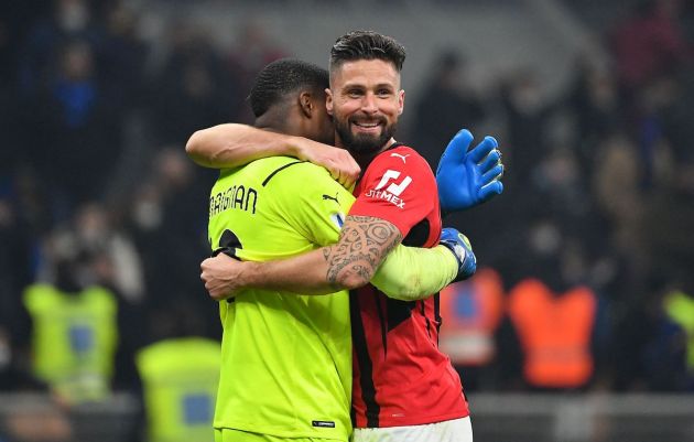 AC Milan's French goalkeeper Mike Maignan (L) and French forward Olivier Giroud