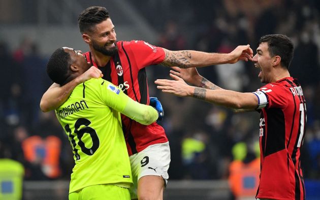 AC Milan's French goalkeeper Mike Maignan (L), AC Milan's French forward Olivier Giroud (C) and AC Milan's Italian defender Alessio Romagnoli