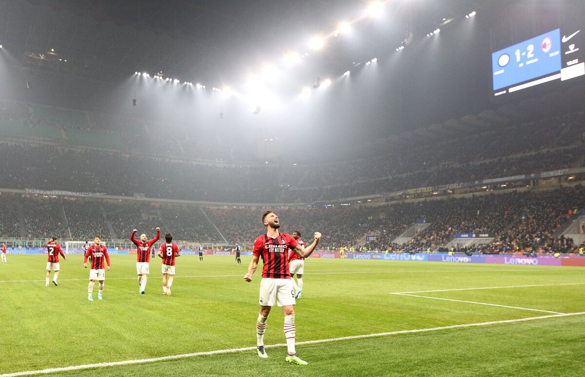 MILAN, ITALY - FEBRUARY 05: Olivier Giroud of AC Milan scores his second goal during the Serie A match between FC Internazionale and AC Milan at Stadio Giuseppe Meazza on February 05, 2022 in Milan, Italy. (Photo by Marco Luzzani/Getty Images)