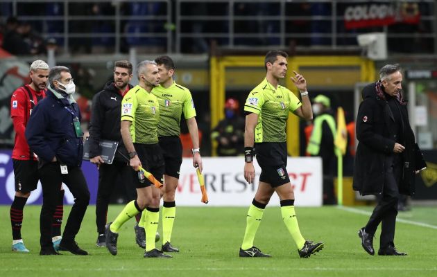 MILAN, ITALY - FEBRUARY 25: Referee Matteo Marchetti leaves the field at the end of the Serie A match between AC Milan and Udinese Calcio at Stadio Giuseppe Meazza on February 25, 2022 in Milan, Italy. (Photo by Marco Luzzani/Getty Images)