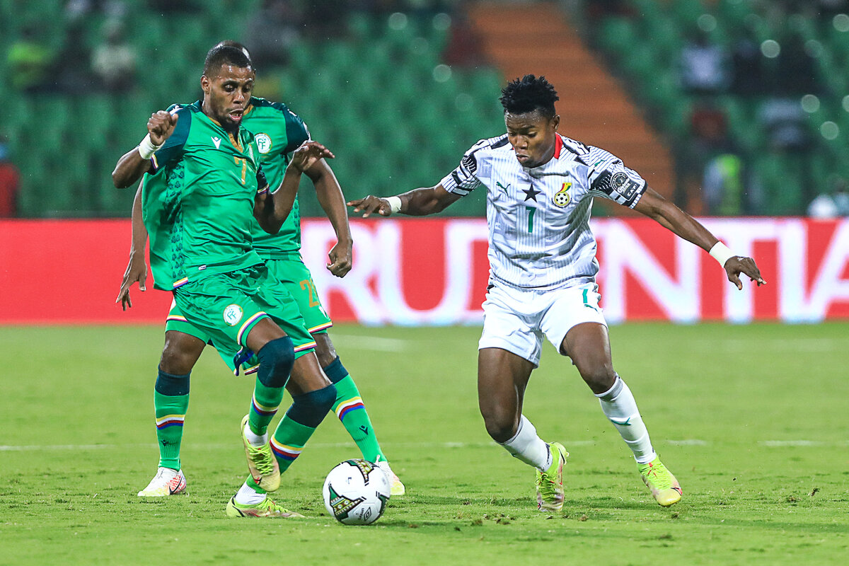 Abdul Fatawu Issahaku (kanan) pemain sayap kanan Timnas Ghana berusia 17 tahun.