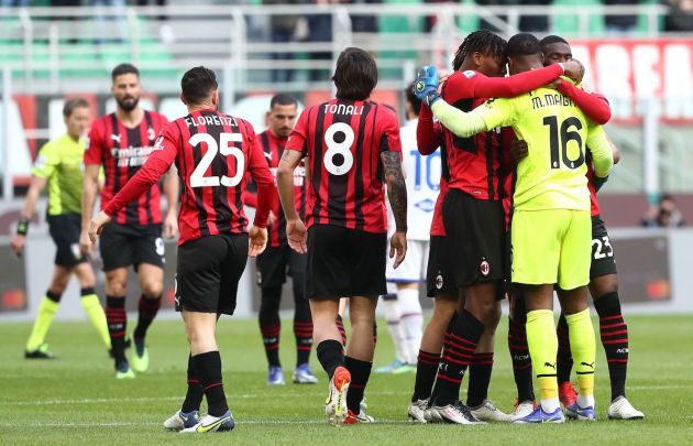 Rafael Leao of AC Milan celebrates with his team-