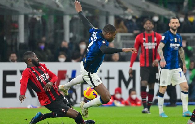 AC Milan's English defender Fikayo Tomori (L) tackles Inter Milan's Dutch defender Denzel Dumfries