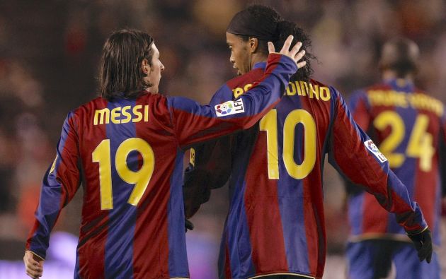 Lionel Messi of Barcelona congratulates Ronaldinho