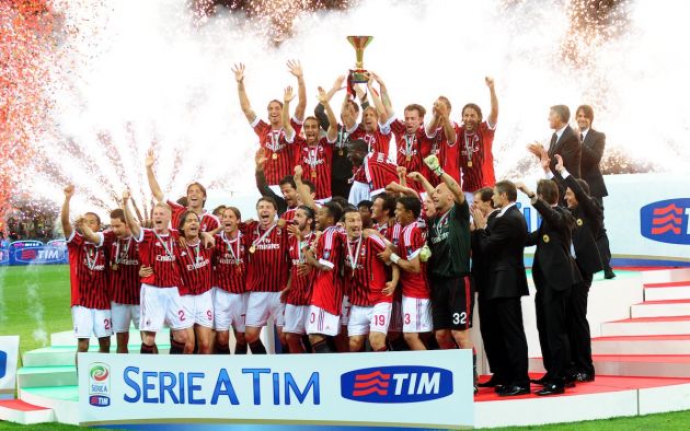 AC Milan players hold the Scudetto