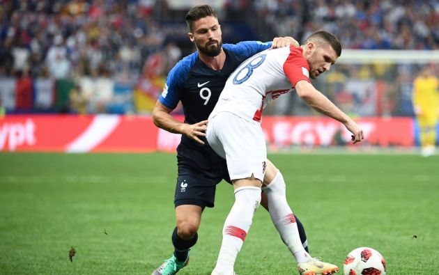 France's forward Olivier Giroud (L) vies with Croatia's forward Ante Rebic