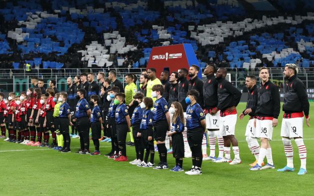 MILAN, ITALY - APRIL 19: Players of AC Milan and FC Internazionale line under pressure prior to kick off of the Coppa Italia Semi Final 2nd Leg match between FC Internazionale v AC Milan at Giuseppe Meazza Stadium on April 19, 2022 in Milan, Italy. (Photo by Marco Luzzani/Getty Images)