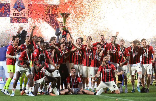 REGGIO NELL'EMILIA, ITALY - MAY 22: Alessio Romagnoli of AC Milan lifts the Serie A Scudetto trophy after their side finished the season as Serie A champions during the Serie A match between US Sassuolo and AC Milan at Mapei Stadium - Citta' del Tricolore on May 22, 2022 in Reggio nell'Emilia, Italy. (Photo by Chris Ricco/Getty Images)