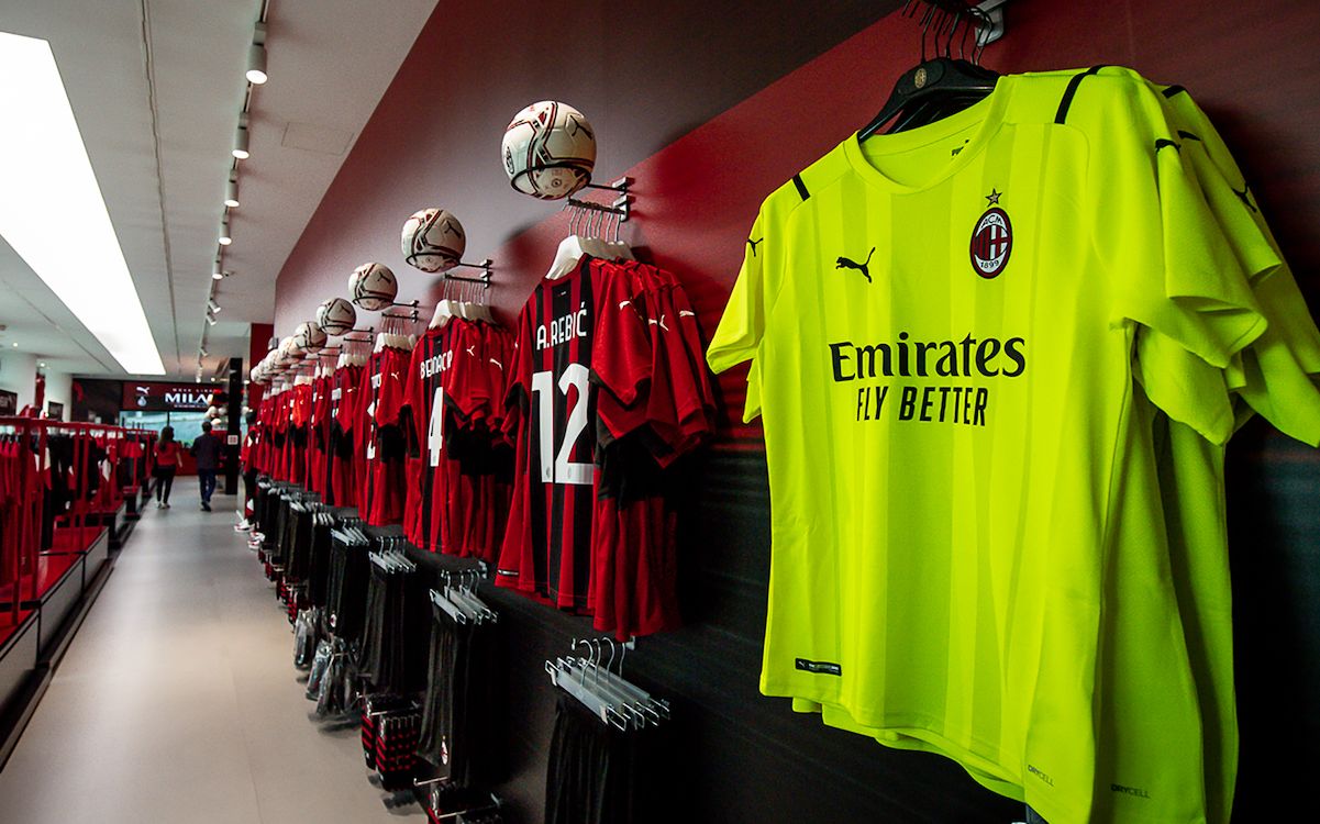 Halloween Løve tvetydig MN: Milan Store experience record sales as Scudetto buzz drives fans into a  frenzy