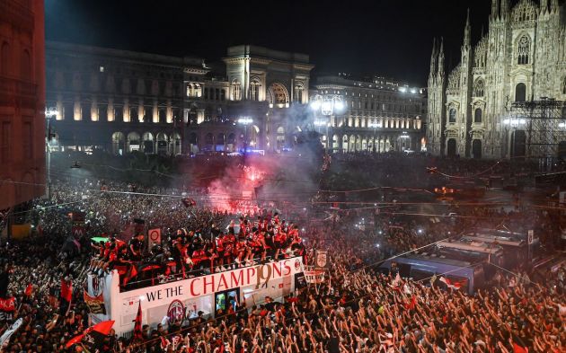 Supporters cheer as AC Milan players parade with the Scudetto Trophy on a double decker bus at Piazza Duomo in Milan, on May 23, 2022 one day after AC Milan won the 2022 Italian Serie A "Scudetto" championship. - AC Milan won the Italian Serie A football match between Sassuolo and AC Milan, securing the "Scudetto" championship. (Photo by Piero CRUCIATTI / AFP) (Photo by PIERO CRUCIATTI/AFP via Getty Images)