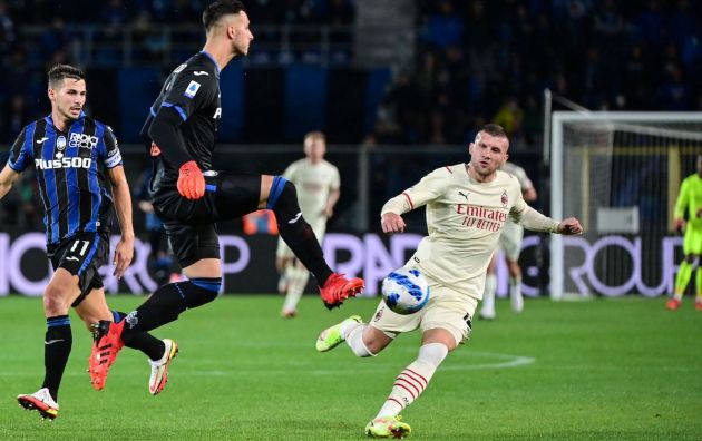 Atalanta's Argentinian goalkeeper Juan Musso jumps for the ball against AC Milan's Croatian forward Ante Rebic (R) during their Italian Serie A football match Atalanta Bergamo versus AC Milan at the Gewiss Stadium (Stadio di Bergamo) in the northern city of Bergamo on October 3, 2021. (Photo by MIGUEL MEDINA / AFP) (Photo by MIGUEL MEDINA/AFP via Getty Images)