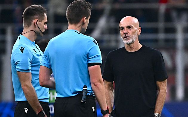 AC Milan's Italian coach Stefano Pioli talks with German refree Daniel Siebert
