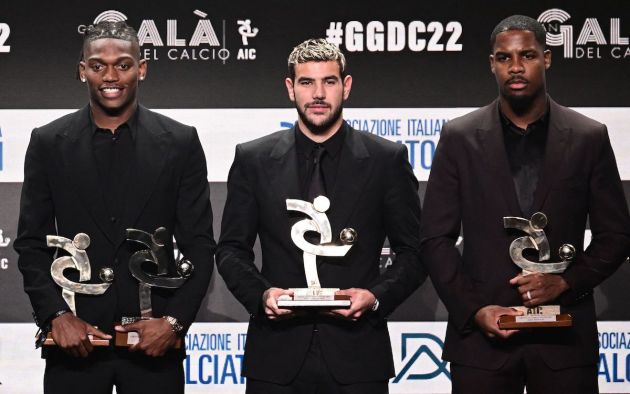 AC Milan's Portuguese forward Rafael Leao (C) poses on stage with (From L) Juventus' Serbian forward Dusan Vlahovic, Juventus' Brazilian defender Bremer, AC Milan's French defender Theo Hernandez and AC Milan's French goalkeeper Mike Maignan after receiving the Best Player of the Year award on October 17, 2022 during the Italian Footballers' Association (AIC) Awards 2022 at the Rho-Fiera Milano venue in Milan. (Photo by Miguel MEDINA / AFP) (Photo by MIGUEL MEDINA/AFP via Getty Images)