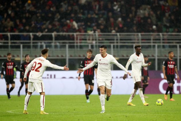 MILAN, ITALY - JANUARY 08: Roger Ibanez of AS Roma celebrates with Stephan El Shaarawy after scoring the team's first goal during the Serie A match between AC Milan and AS Roma at Stadio Giuseppe Meazza on January 08, 2023 in Milan, Italy. (Photo by Marco Luzzani/Getty Images)