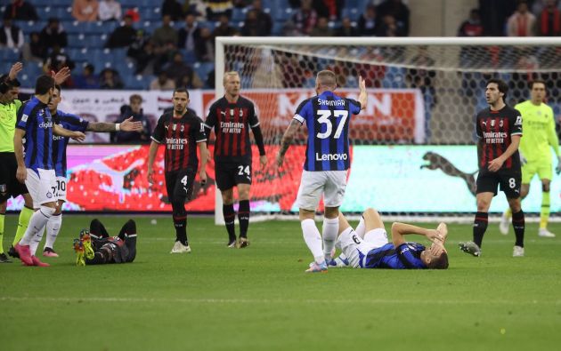 Inter Milan's Bosnian forward Edin Dzeko (R) and AC Milan's British defender Fikayo Tomori