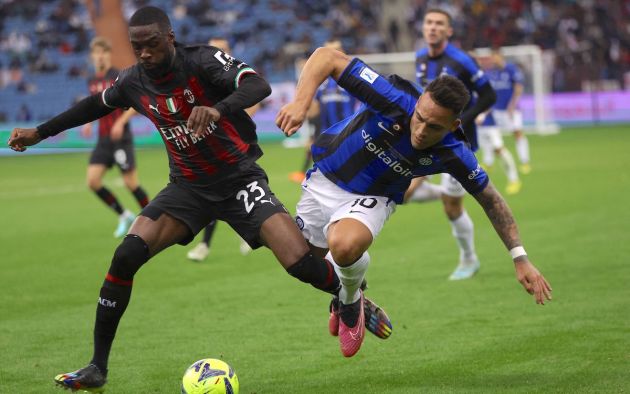 Inter Milan's Argentinian forward Lautaro Martinez (R) fights for the ball with AC Milan's British defender Fikayo Tomori