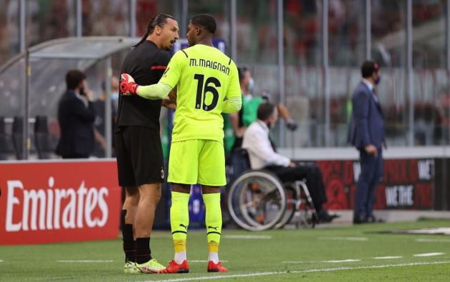 Zlatan Ibrahimovic of AC Milan talks to Mike Maignan of AC Milan
