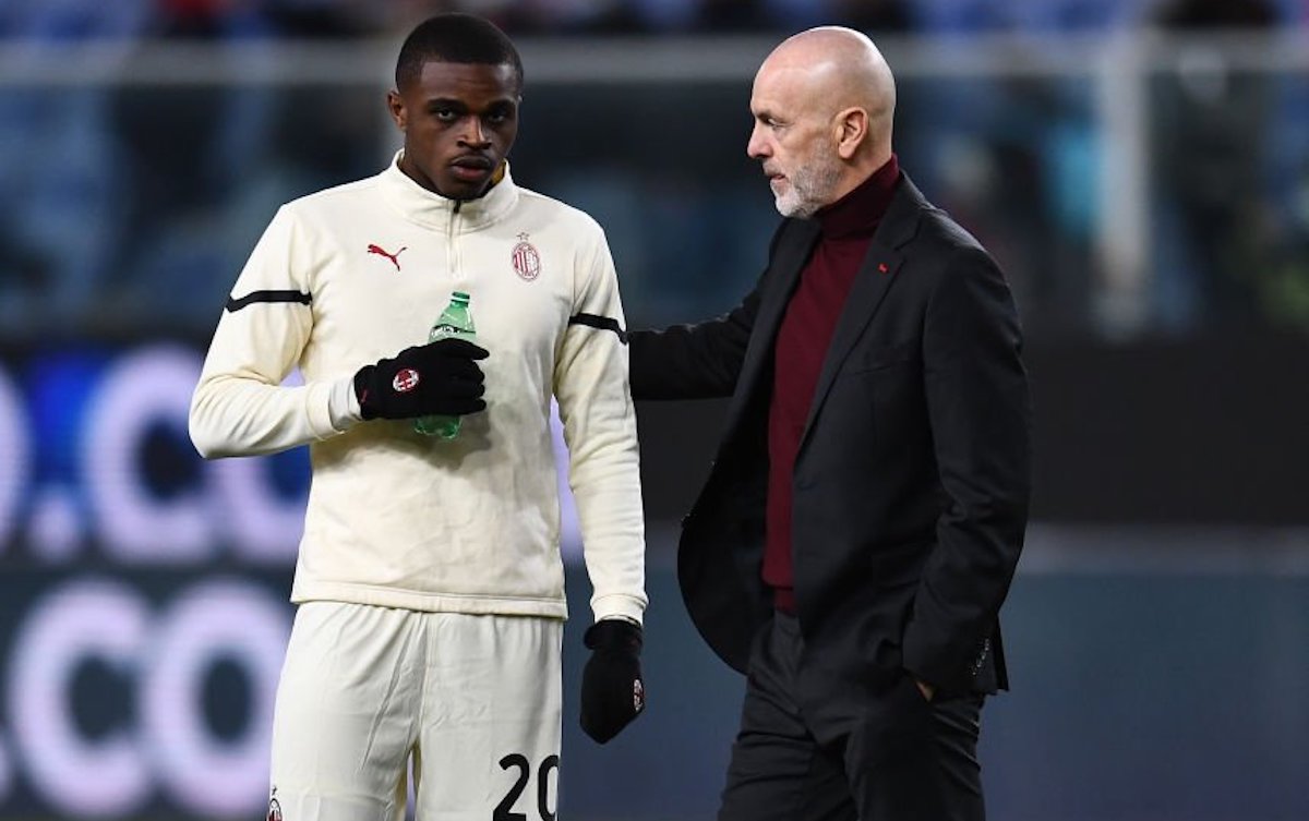 Head coach of AC Milan Stefano Pioli speak with Pierre Kalulu of AC Milan
