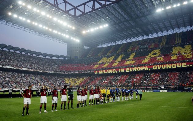 AC Milan and Inter Milan players line-up in front of an amazing atmosphere