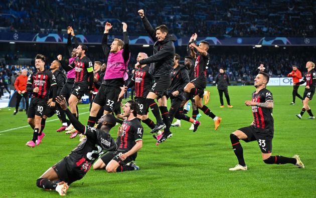 AC Milan players acknowledge the public