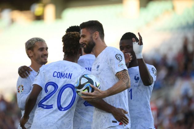 France's forward Olivier Giroud (C)