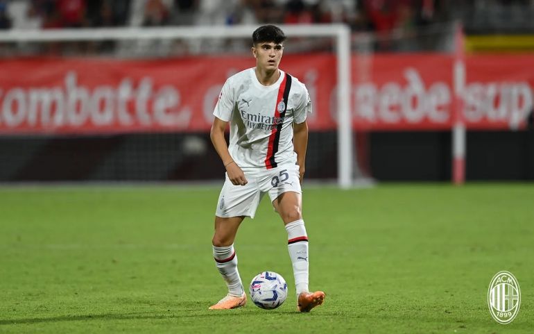 After Bartesaghi, another Milan Primavera talent signs on a professional  contract with AC Milan