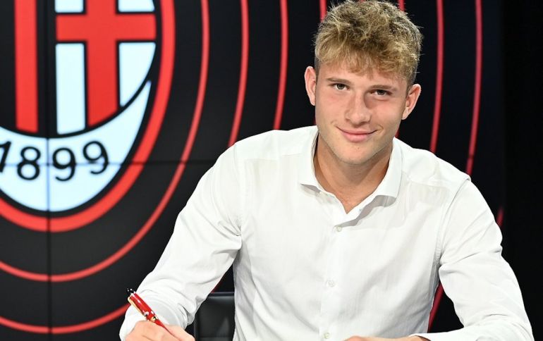 After Bartesaghi, another Milan Primavera talent signs on a professional  contract with AC Milan