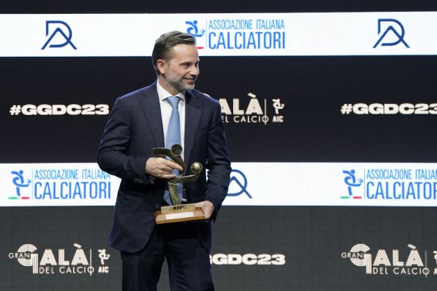 Giorgio Furlani collects the award from Theo Hernandez