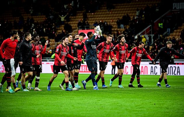 AC Milan players celebrate Frosinone win
