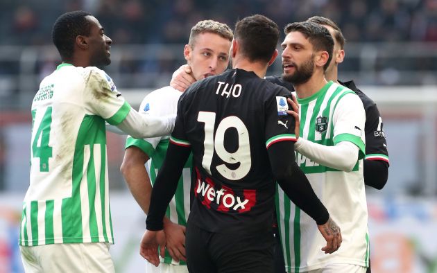 Theo Hernandez of AC Milan clashes with Davide Frattesi of US Sassuolo