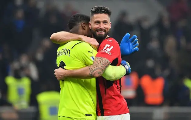 AC Milan's French goalkeeper Mike Maignan (L) and French forward Olivier Giroud