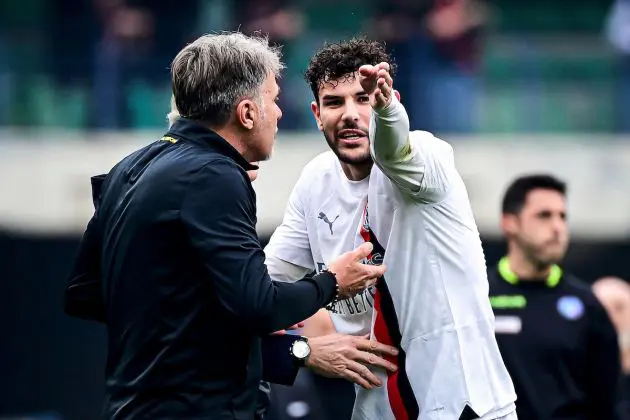 Hellas Verona's Italian coach Marco Baroni (L) argues with AC Milan's French defender Theo Hernandez