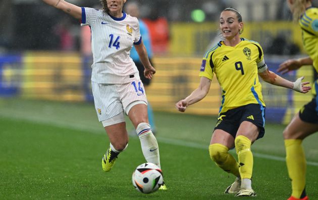 Sweden's forward #09 Kosovare Asllani