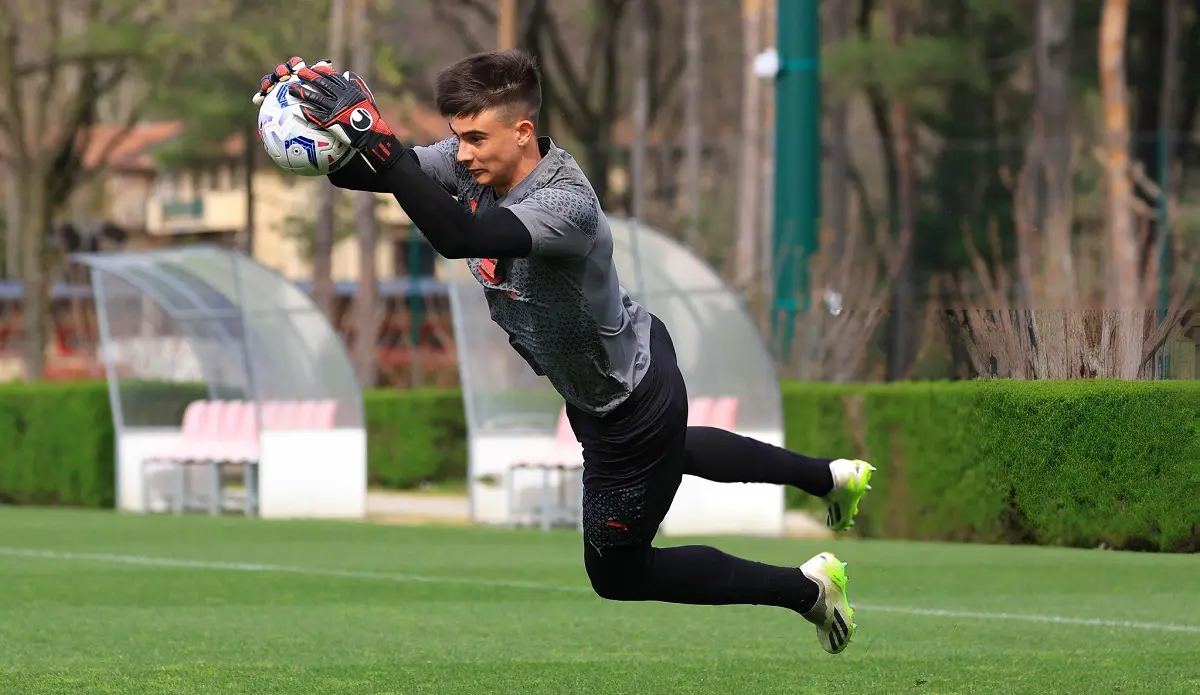19-year-old AC Milan academy goalkeeper Lorenzo Torriani has been called up to play in Genoa game