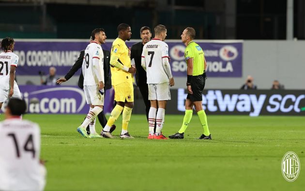 Milan players after Fiorentina defeat