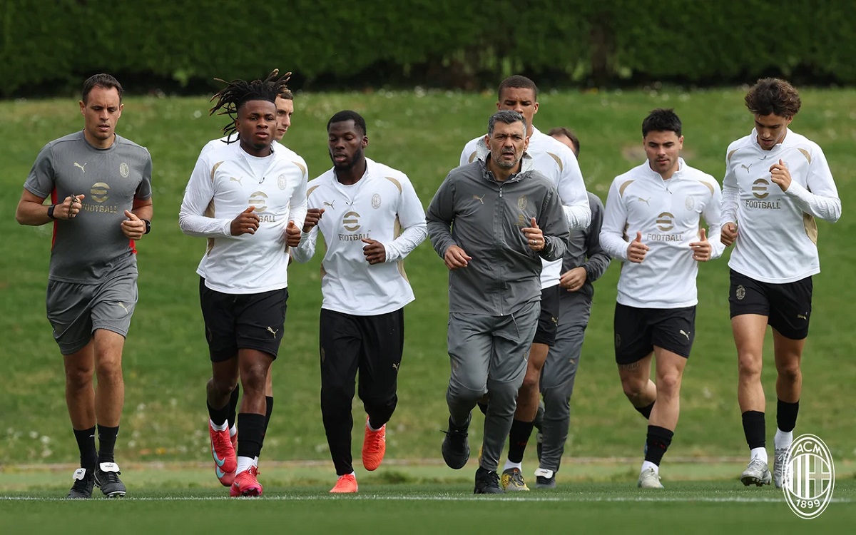 Conceicao and players at Milanello