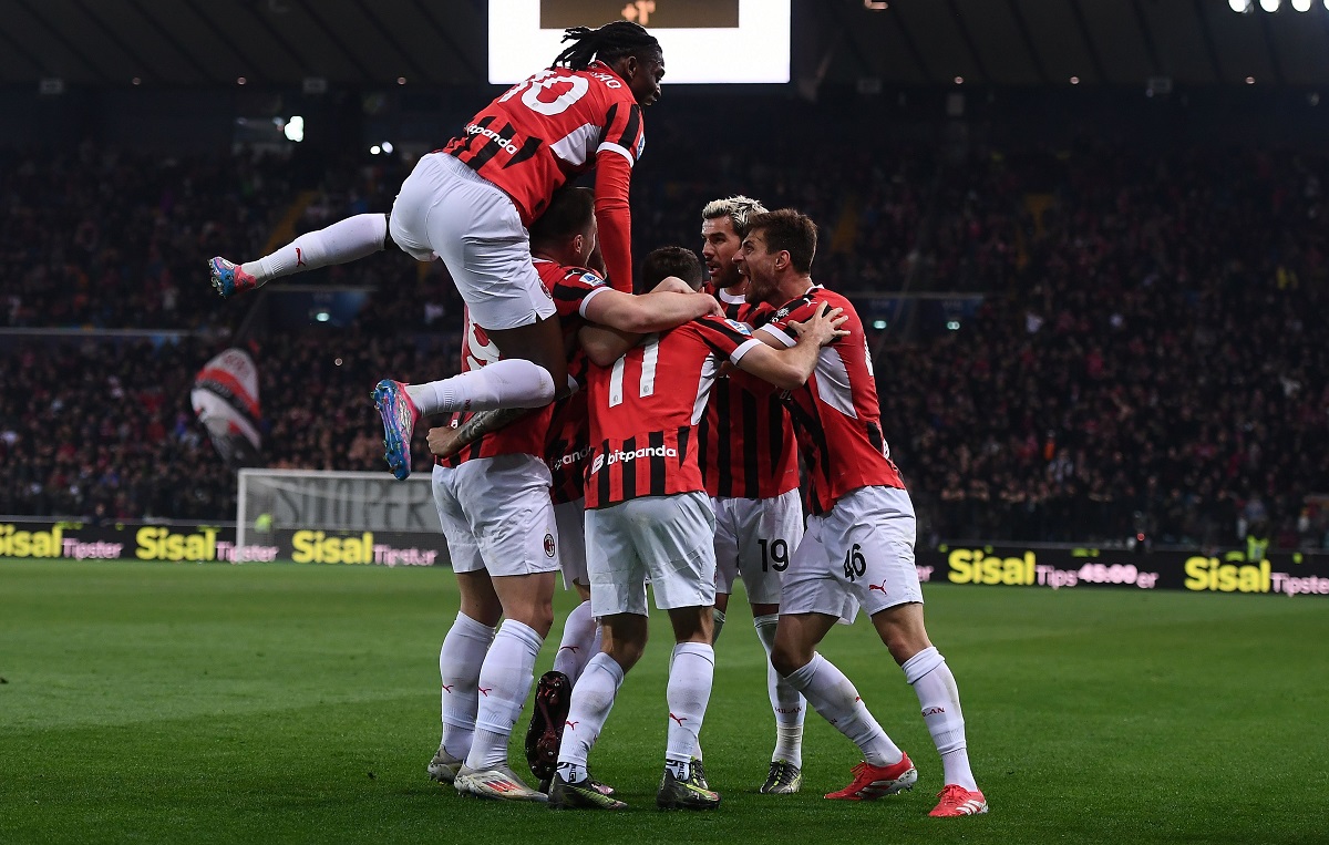 Milan players celebrate udinese
